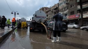 محافظ الإسكندرية: مياه الأمطار فاقت الطاقة الاستيعابية لمطابق الصرف الصحي والشنايش (صور)