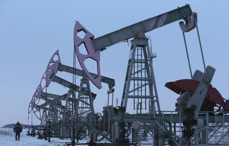 سعر النفط قرب أعلى مستوياته في 7 سنوات وسط مخاوف نقص المعروض