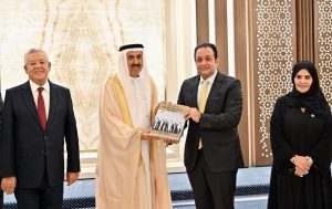 رئيس جمعية الصداقة البرلمانية المصرية الإماراتية يهدي رئيس المجلس الوطني الاتحادي كتابا عن الشيخ زايد