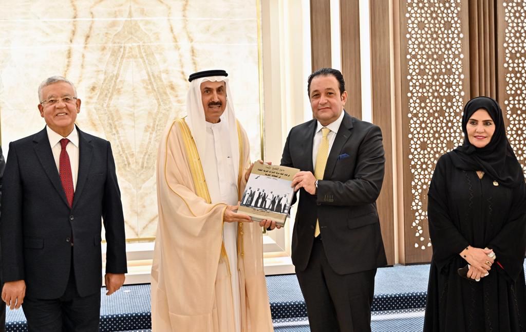 رئيس جمعية الصداقة البرلمانية المصرية الإماراتية يهدي رئيس المجلس الوطني الاتحادي كتابا عن الشيخ زايد