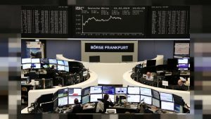 الأسهم الأوروبية تغلق منخفضة الجمعة بقيادة الموارد الأساسية