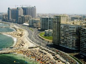 انهيار أجزاء من عقار بالإسكندرية وإخلائه من السكان