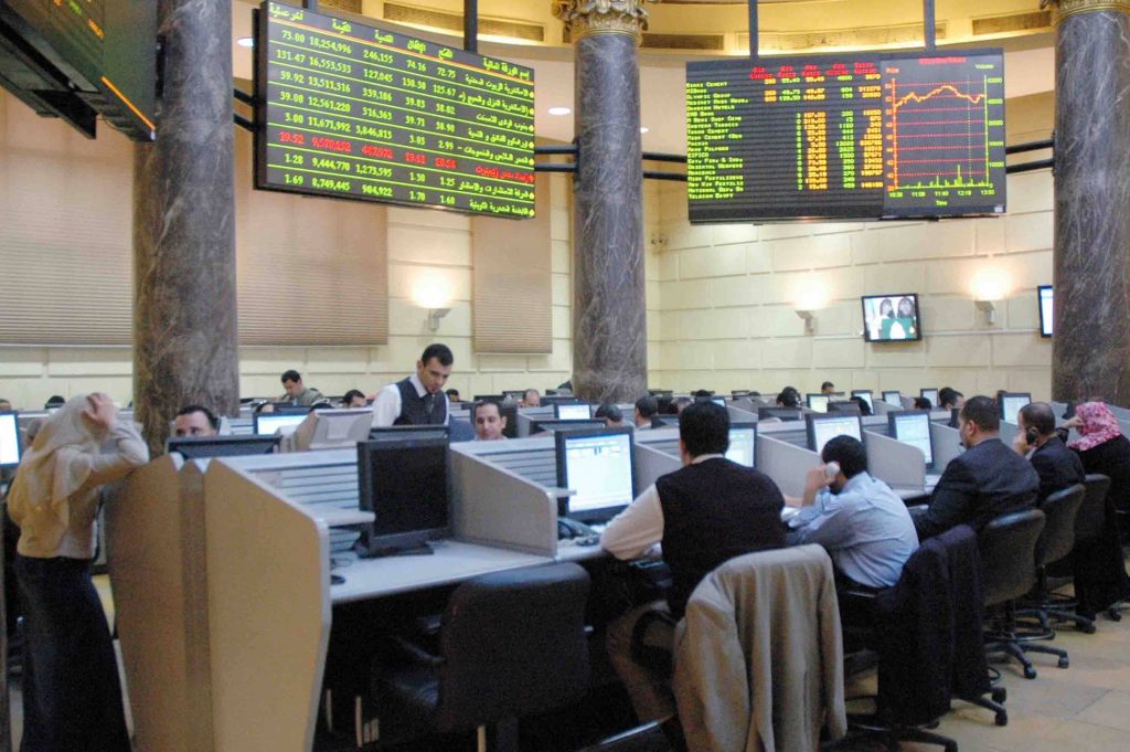 البورصة المصرية تواصل الهبوط بمنتصف التعاملات بدفع مبيعات الأجانب