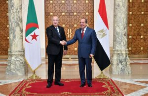 السيسي يناقش مع الرئيس الجزائري تطورات الأوضاع في ليبيا