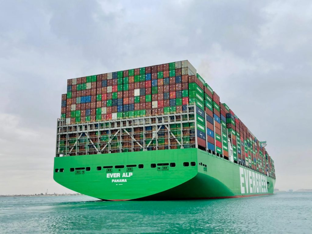 قناة السويس تشهد عبور سفينة الحاويات العملاقة «EVER ALP» قادمة من الصين