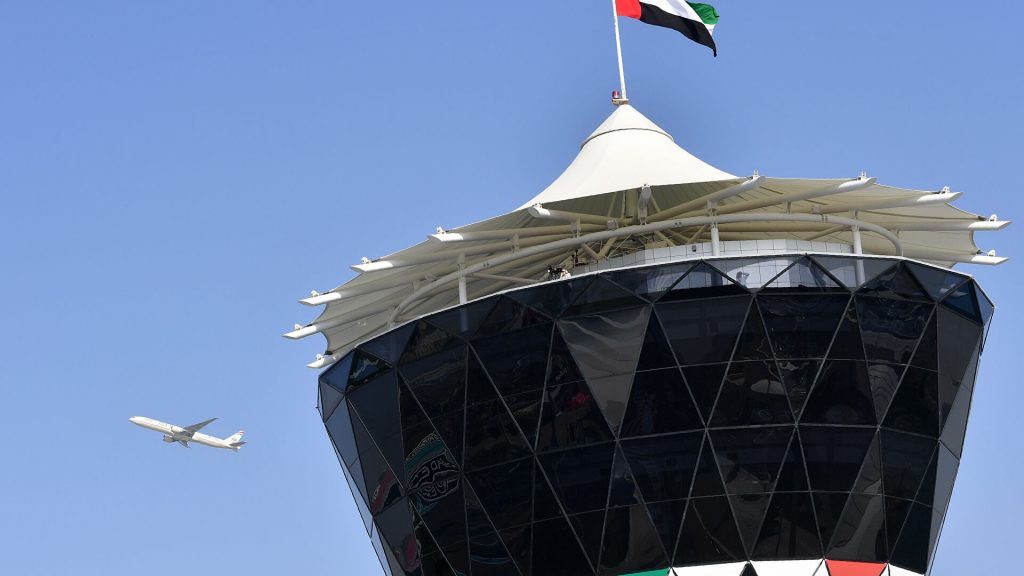 مطار أبوظبي .. الإمارات تؤكد انتظام الملاحة الجوية بعد اعتراض صاروخ باليستي من ميليشيات الحوثي
