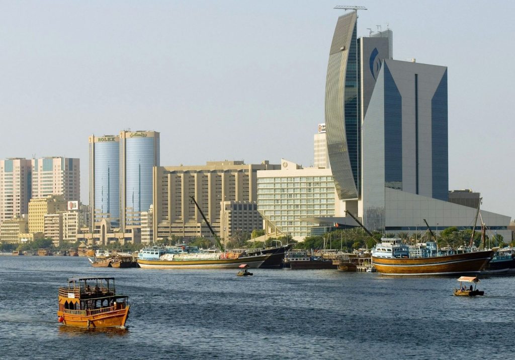 حاكم دبي يعتمد حزمة من 6 تشريعات لتأسيس غرف دبي