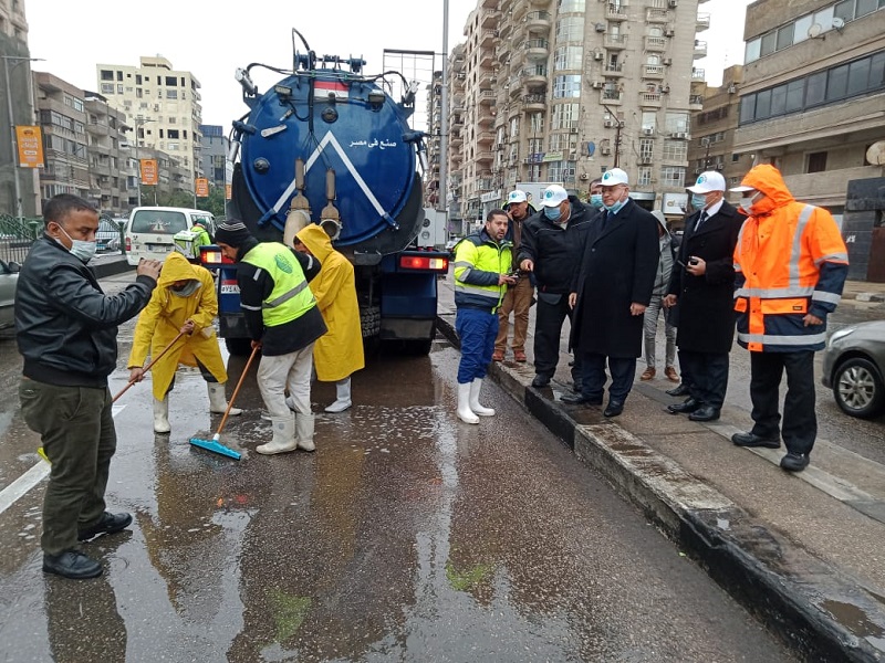 محافظ القاهرة يتفقد حالة الشوارع وعمليات شفط مياه الأمطار لتسهيل حركة المواطنين
