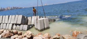 توقعات بإرجاء تسليم مشروع تدعيم الحائط البحرى الأثرى للأحواض السمكية بالمنتزه