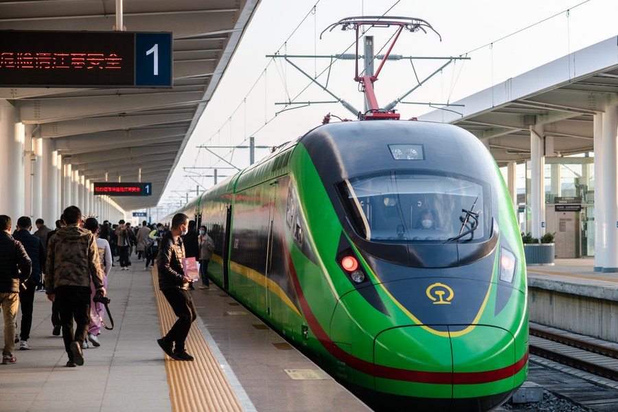 خط سكة حديد في الصين ينقل خلال شهر نحو مليون مسافر و500 ألف طن بضائع