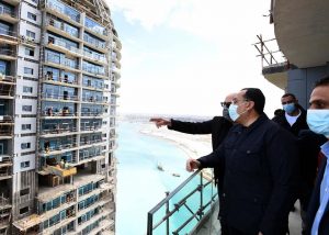 رئيس الوزراء يتابع نماذج تشطيبات الأبراج الشاطئية ويزور المدينة التراثية بالعلمين الجديدة