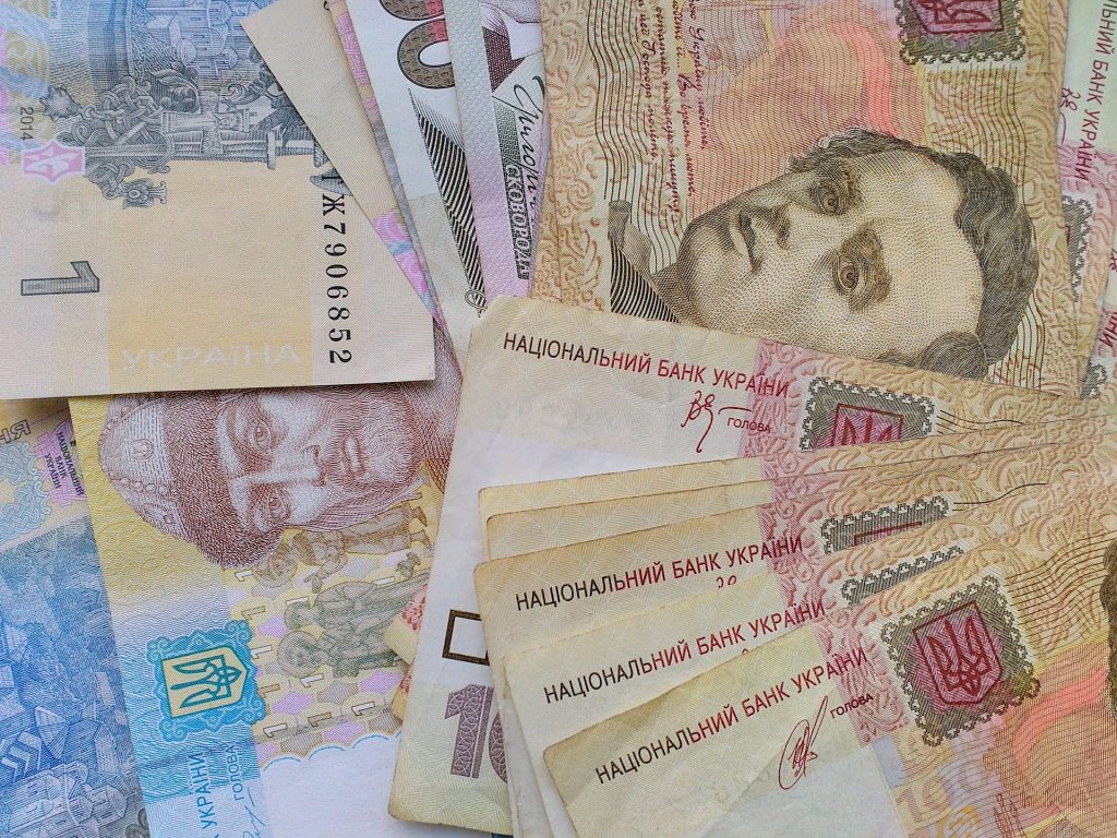 بنك أوكرانيا المركزي يمنع التعامل بالعملتين الروسية والبيلاروسية