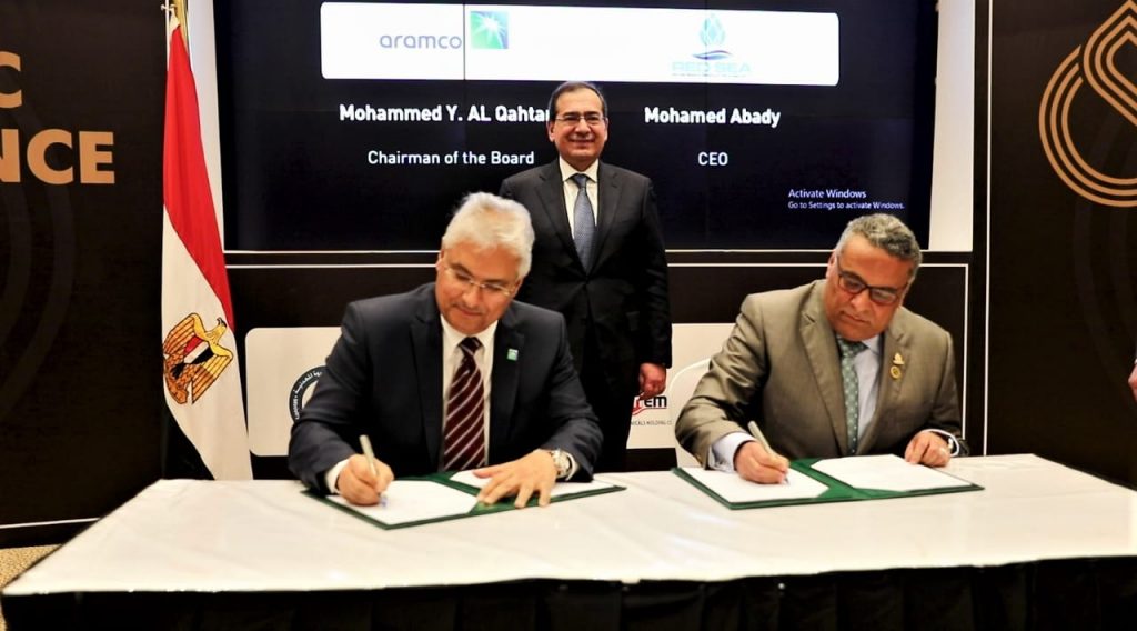 «البترول» توقع اتفاقيات مجمع البتروكيماويات بمحور قناة السويس مع «أرامكو السعودية»