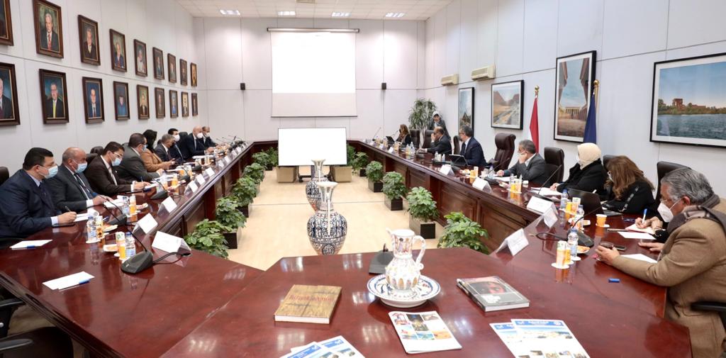 وزير السياحة والآثار يعقد اجتماعاً لمناقشة تداعيات الأزمة الروسية الأوكرانية على القطاع بمصر