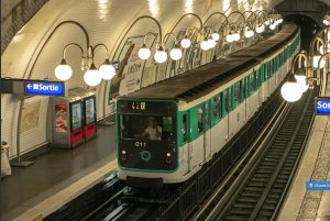 موظفو مترو باريس يضربون عن العمل احتجاجا على ضآلة الزيادة في الأجور