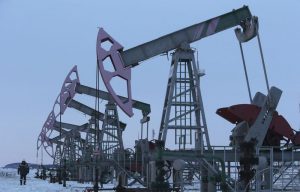 أسعار النفط العالمية تهبط من ذروة 7 سنوات مع إعادة انتشار القوات الروسية