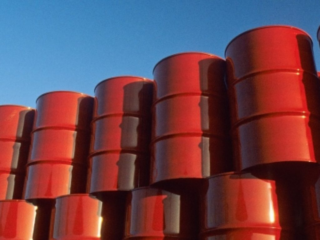 أسعار النفط  العالمية تتراجع وسط توقعات بعودة الإمدادات الإيرانية للسوق