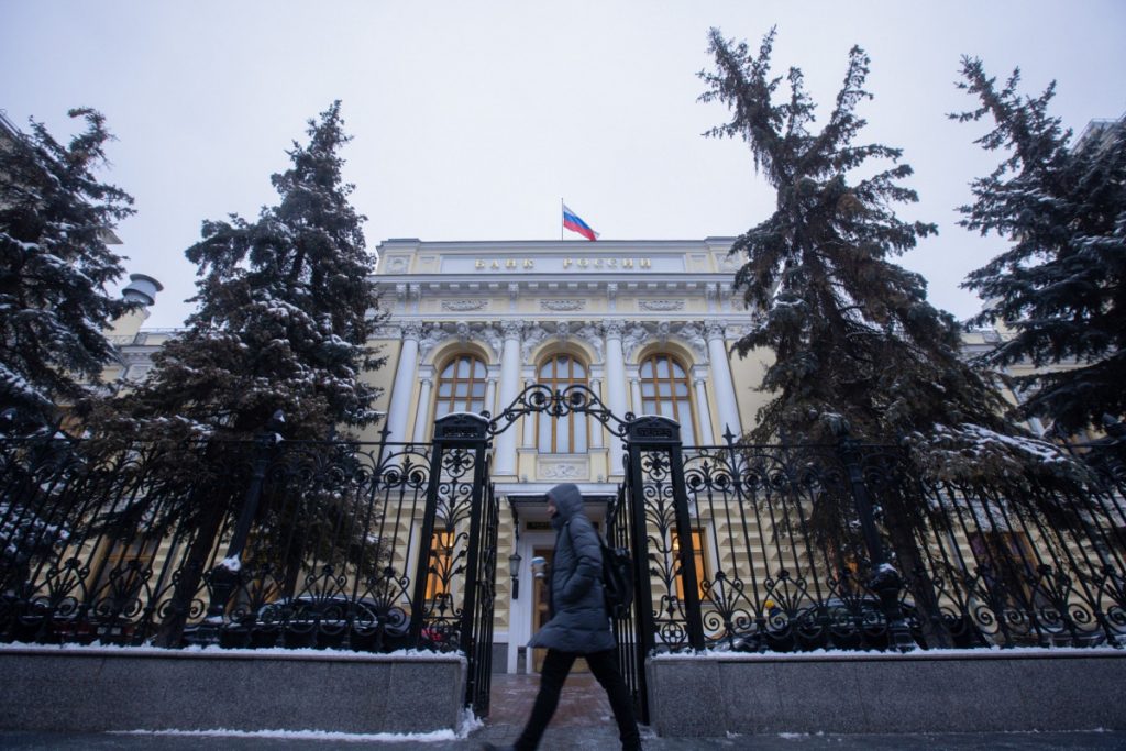 أمريكا تحظر التعامل مع البنك المركزي والصندوق السيادي في روسيا