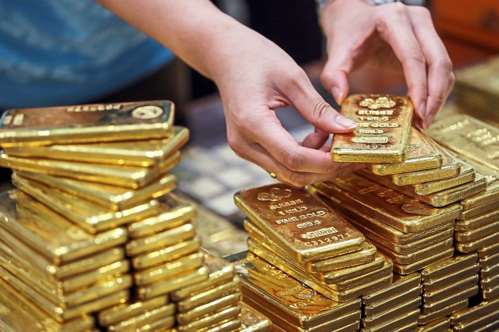 أسعار الذهب تقفز فوق 2056 دولارا للأوقية في يوم الحظر الأمريكي