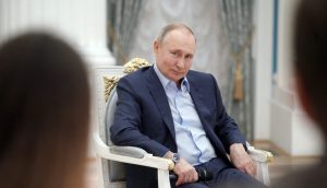روسيا تعاقب الرئيس الأمريكي وإداراته.. وبند عقابي خاص لهيلاري كلينتون