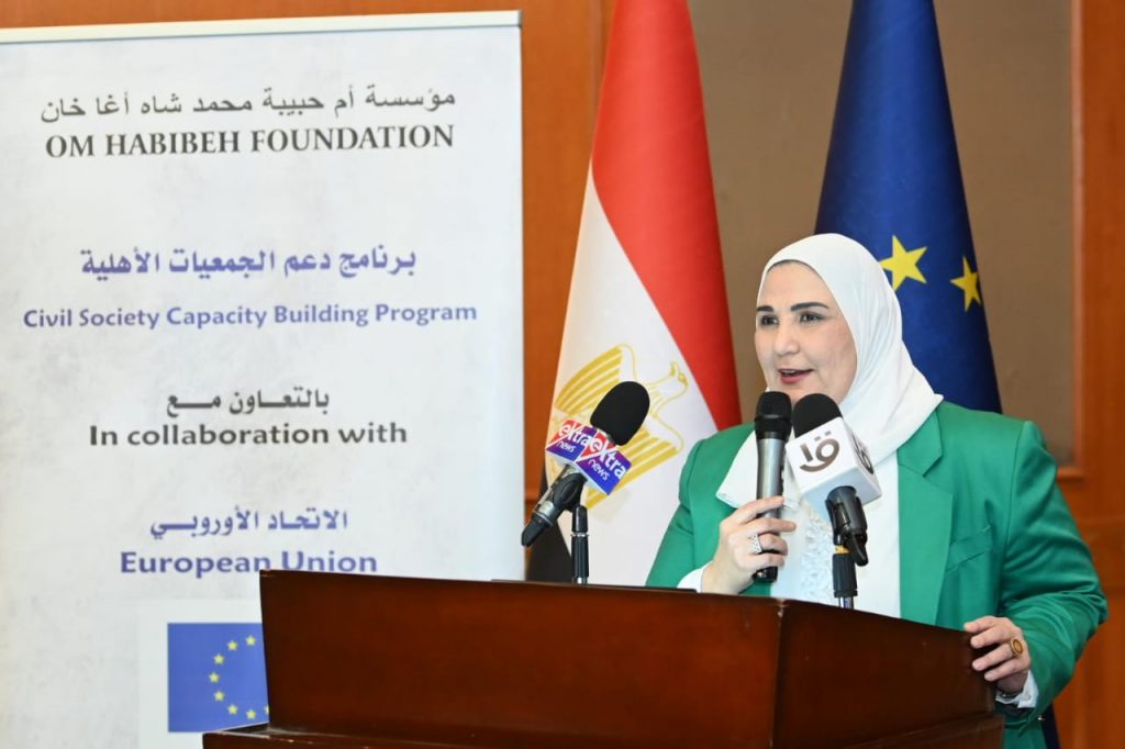 الهلال الأحمر يقيم أول مركز خدمة إغاثة على (معبر سيريت)