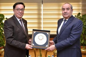 وزير الطيران المدني يستقبل سفير دولة كازاخستان بالقاهرة لتعزيز سبل التعاون