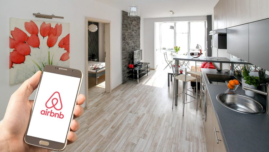 شركة «Airbnb» لتأجير المنازل تعلق جميع عملياتها في روسيا وبيلاروس