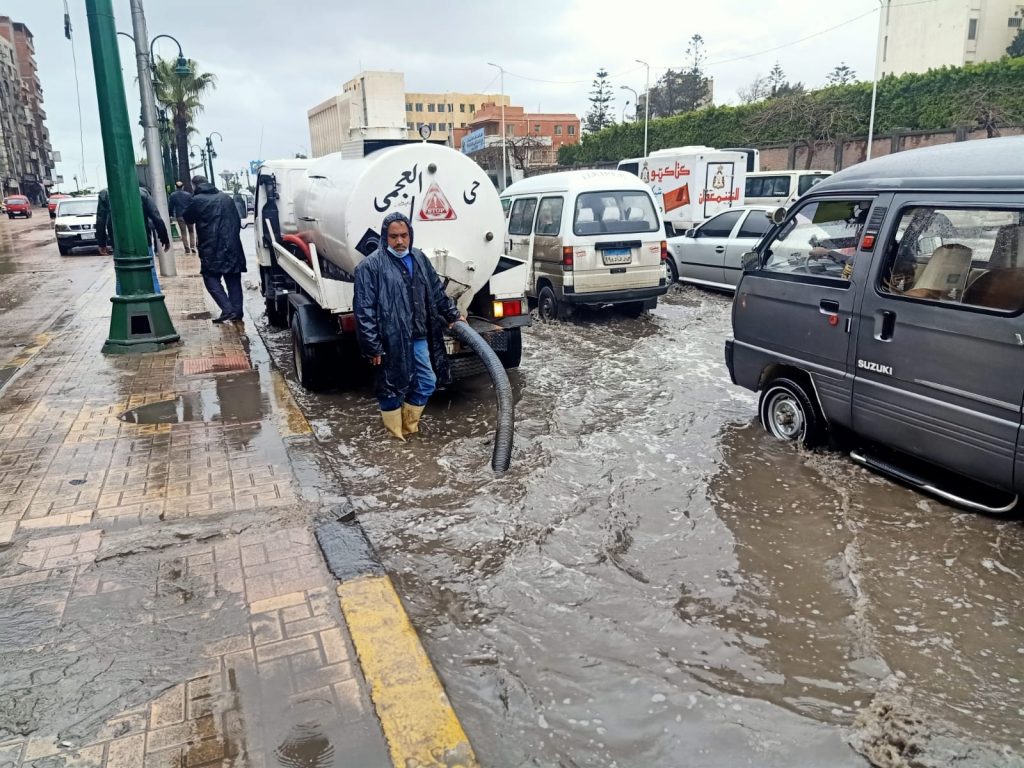 تجمعات الأمطار تتراكم فى بعض الطرق الرئيسية بالإسكندرية ومحاولات للسيطرة عليها