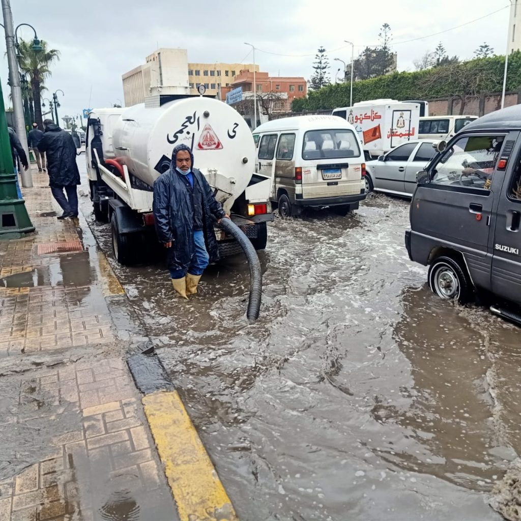 محافظ الإسكندرية يرفع درجة الإستعداد القصوى للتعامل مع الأمطار (صور)