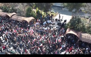 السوريون ينظمون مسيرات مؤيدة دعما للهجوم الروسي على أوكرانيا (فيديو)