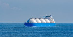 مصر تتعاقد مع «هوج» العالمية على استئجار سفينة استقبال الغاز المستورد لمدة 18 شهرا