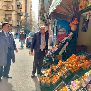 مدير «التموين» بالإسكندرية يقوم بعدة جولات بالأسواق ويغلق أحد المخابز المخالفة