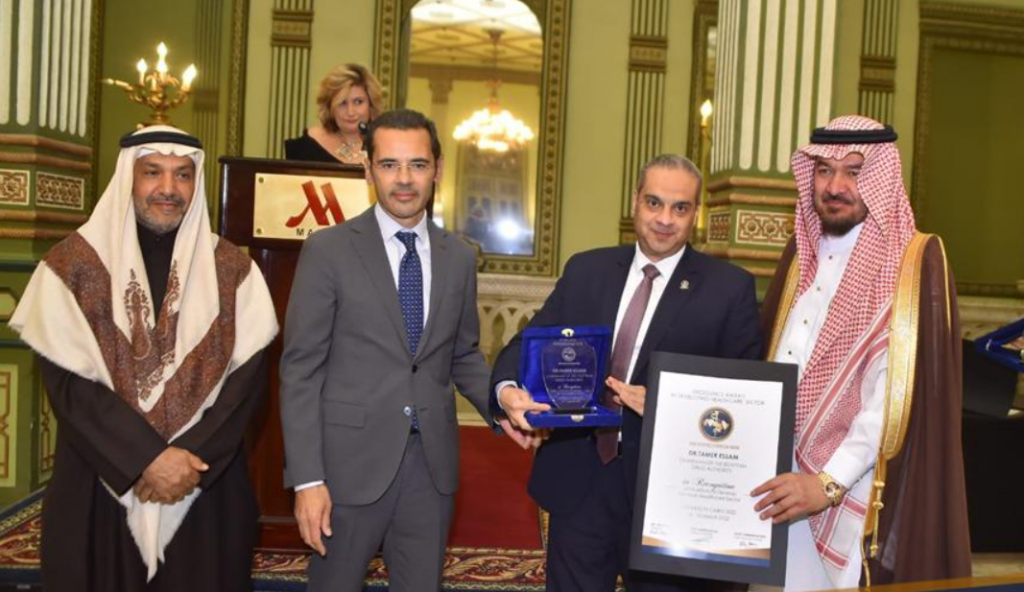 منح رئيس هيئة الدواء المصرية جائزة «القياديين المتميزين»