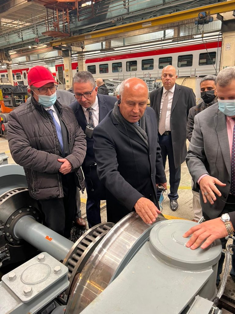 وزير النقل يتفقد خطوط إنتاج صفقة تصنيع 1300 عربة سكة حديد في المجر