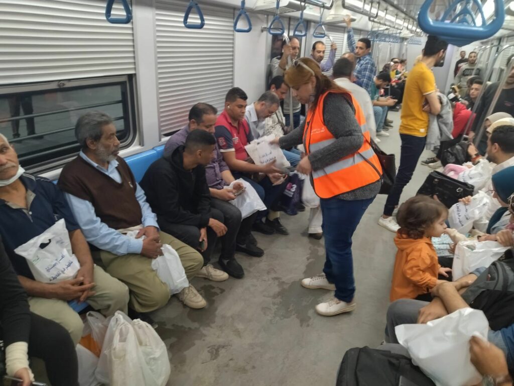مترو الأنفاق: توزيع 500 وجبة لإفطار صائم في المحطات التبادلية بالخط الأول والثاني