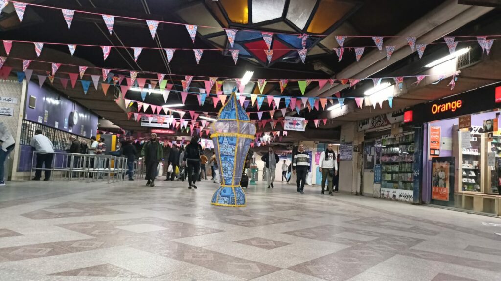 «مترو الأنفاق» تزين محطة «الشهداء» بمناسبة شهر رمضان المبارك