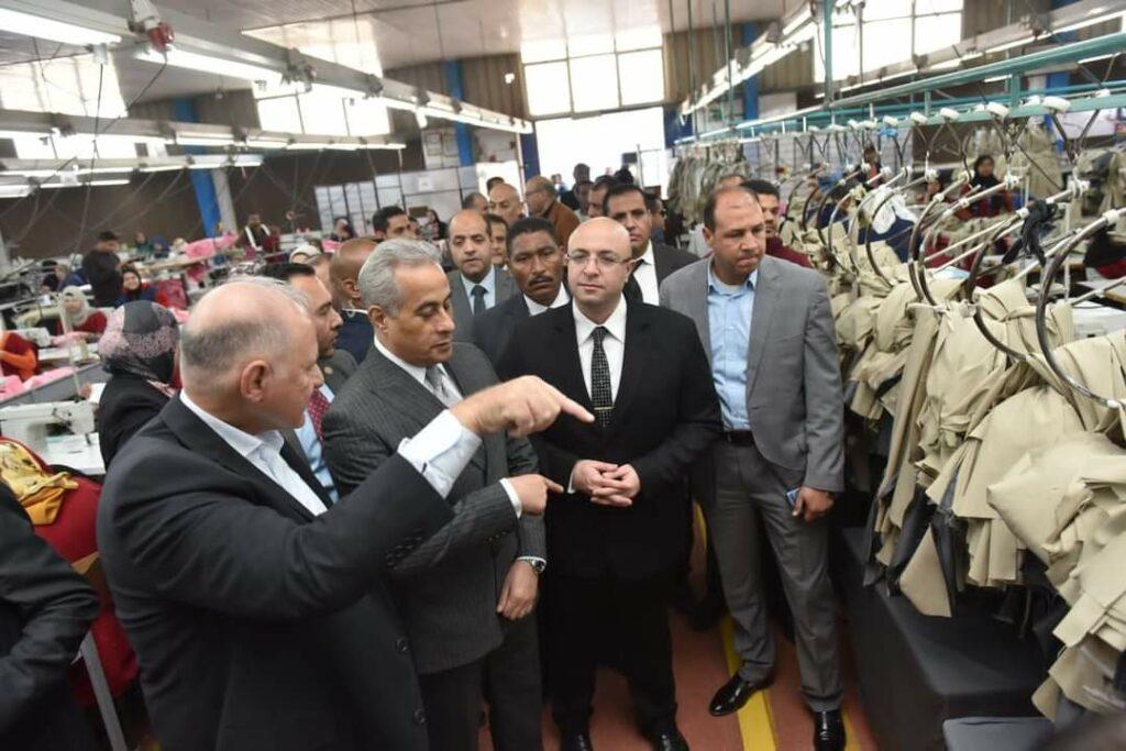 وزير العمل يزور «السويسرية للملابس الجاهزة» ببني سويف لتعزيز الإنتاج