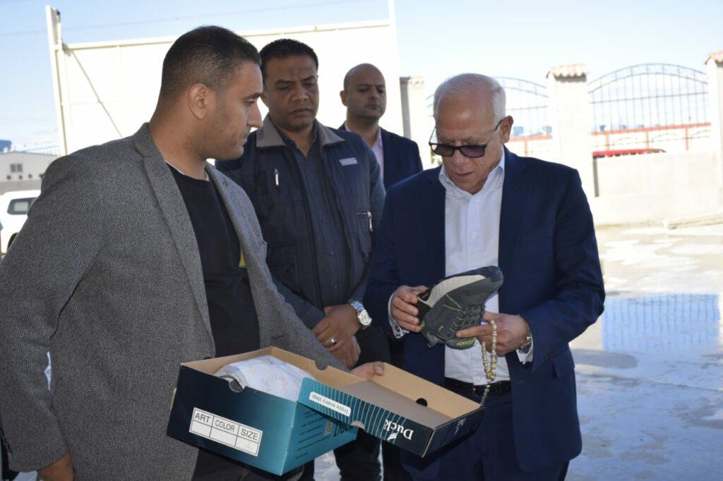 محافظ بورسعيد يتفقد أعمال تنفيذ مصنع «داك» لإنتاج الأحذية
