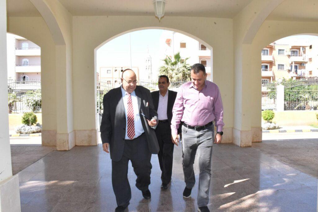 رئيس جامعة الأقصر يبحث إنشاء مقر لها في مدينة طيبة الجديدة على مساحة 165 فدانا
