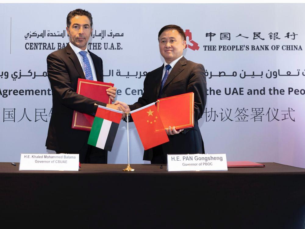 «وقعا مذكرة لتطوير عملة رقمية».. الإمارات والصين تجددان اتفاقية لتبادل العملات
