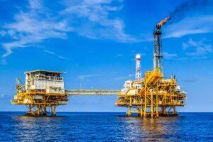 «الملا» يبحث مع بتروناس الماليزية زيادة الاستثمارات في مجال البترول والغاز