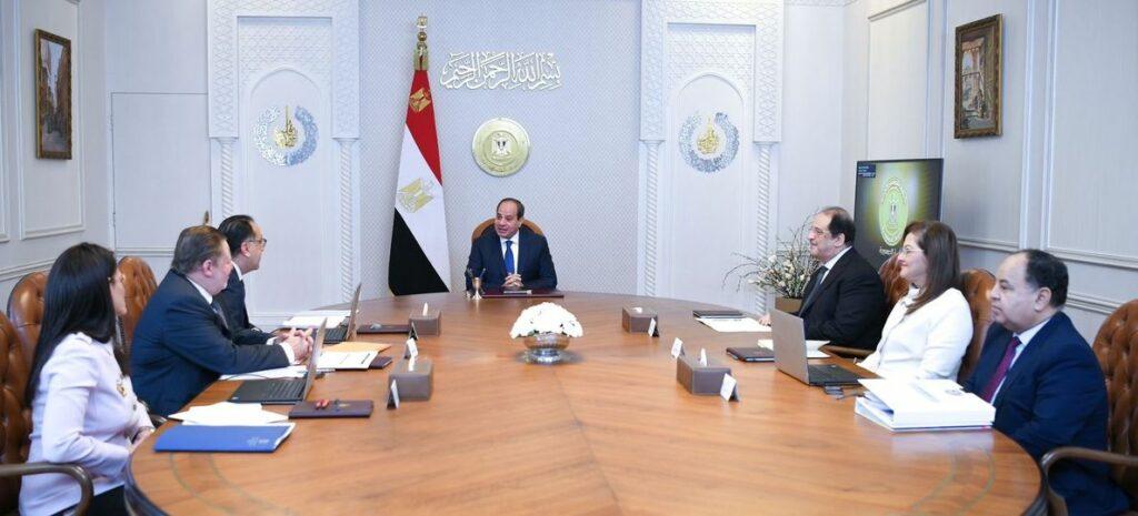 السيسي يعقد اجتماعاً مع رئيس الوزراء ومحافظ البنك المركزي لمتابعة الوضع الاقتصادي في ضوء التطورات الإقليمية