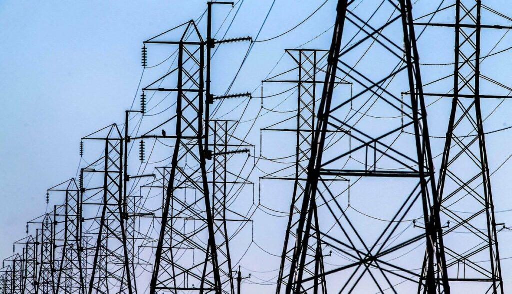 «الكهرباء» توقع مع «الجيزة باور» عقدا لتحويل خطوط هوائية إلى أرضية بالقنطرة بقيمة 318 مليون جنيه