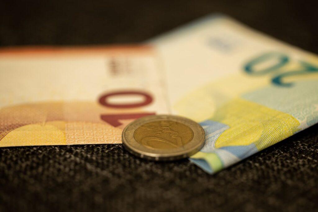 سعر اليورو اليوم الإثنين 22-1-2024 مقابل الجنيه ببداية التداولات
