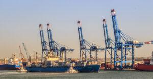 ميناء دمياط يستقبل 9000 طن سكر ويُصدر 242 طن رمل صب