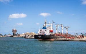 ميناء دمياط يستقبل 22000 طن فول صويا ويُصدر 8211 طن رمل زجاجي