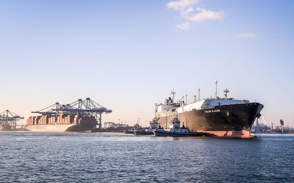 ميناء دمياط يستقبل 24725 طن ذرة ويُصدر 20050 طن يوريا (جراف)