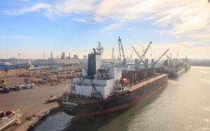 ميناء دمياط يستقبل 5000 طن سكر ويُصدر 3000 طن بودرة جبس