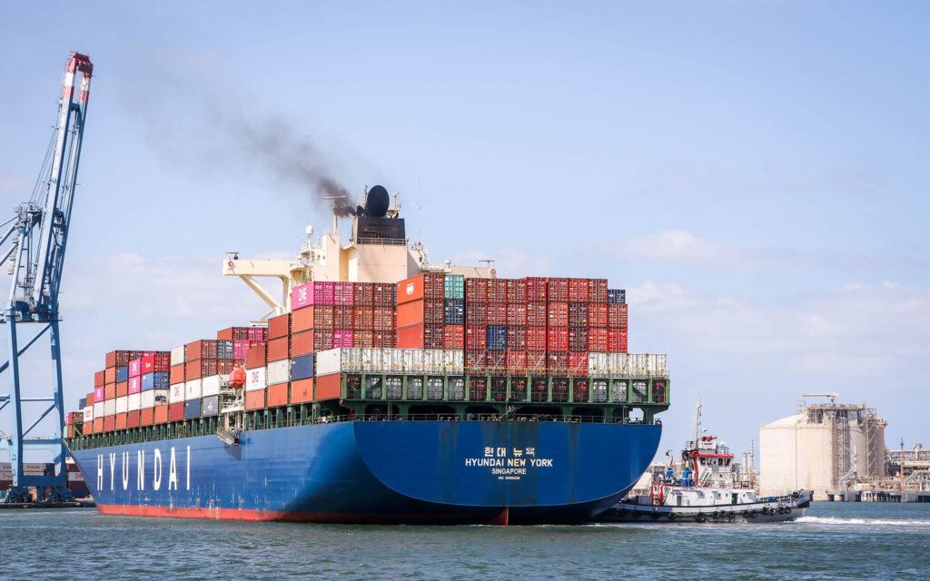 ميناء دمياط يستقبل 6200 طن سكر ويُصدر 3000 طن زيت طعام