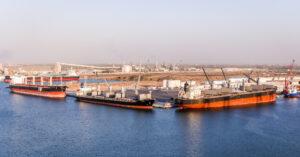 «ميناء دمياط» تعتزم اقتراض 1.3 مليار جنيه من تحالف بنوك محلية